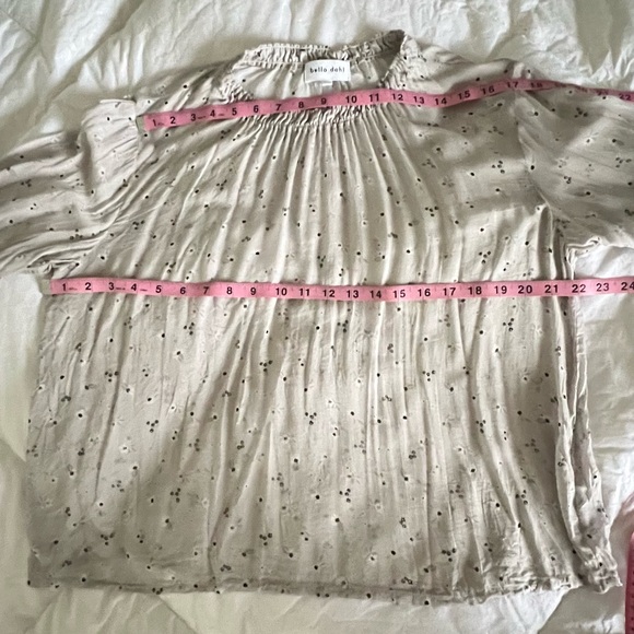 BELLA DAHL Shirred Ditsy Floral Print Smocked Neck & Sleeve Top Light Gray Large - Picture 8 of 12